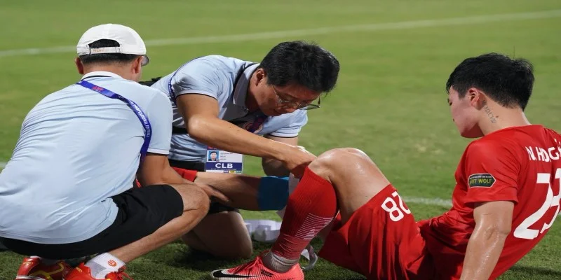 Chấn thương Hoàng Đức khiến HLV Kim Sang-sik lo lắng